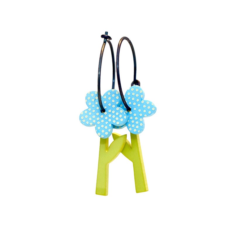 Marguerite, blue with white dots, green stalk