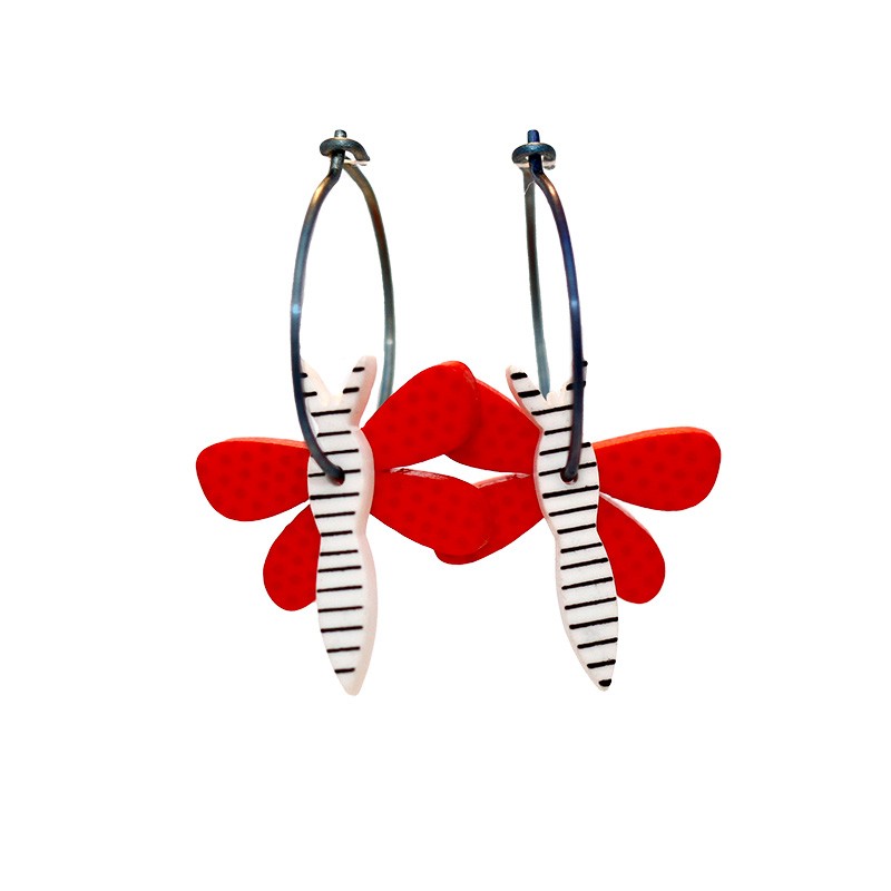 Myg, hvid m sorte striber, røde vinger m røde prikker