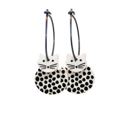 Cat, round, white w black...