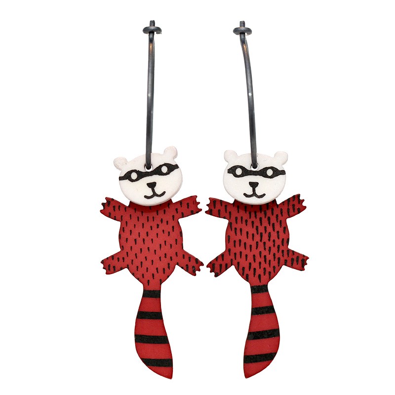 Vaskebjørn, brun m sorte prikker, grå hoved