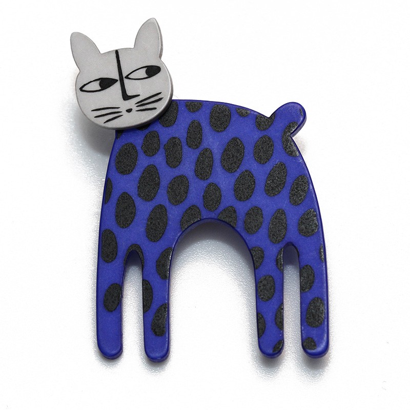 Kat, lang, blå m sorte prikker, grå hoved