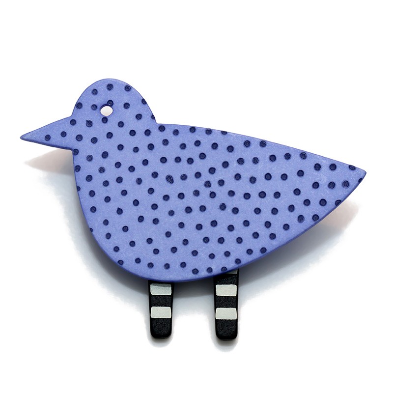 Fugl, blå m mørkeblå små prikker, sorte ben m grå striber