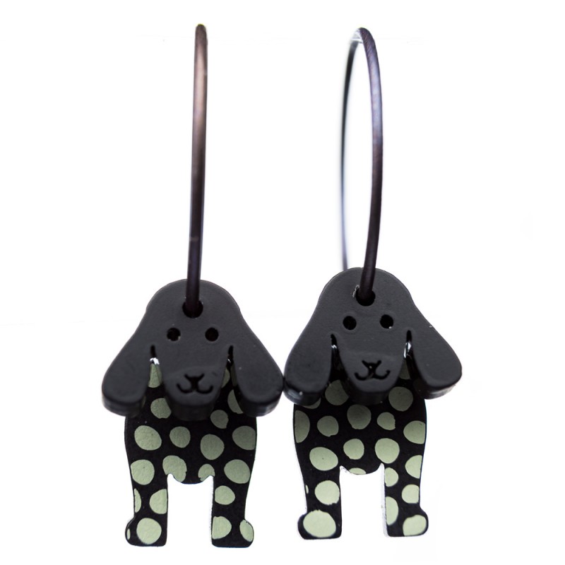 Hund, hængeøre, sort m grå prikker, grå hoved