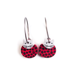 Cat, round, red w black...