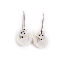 Fox, white with dots, white...